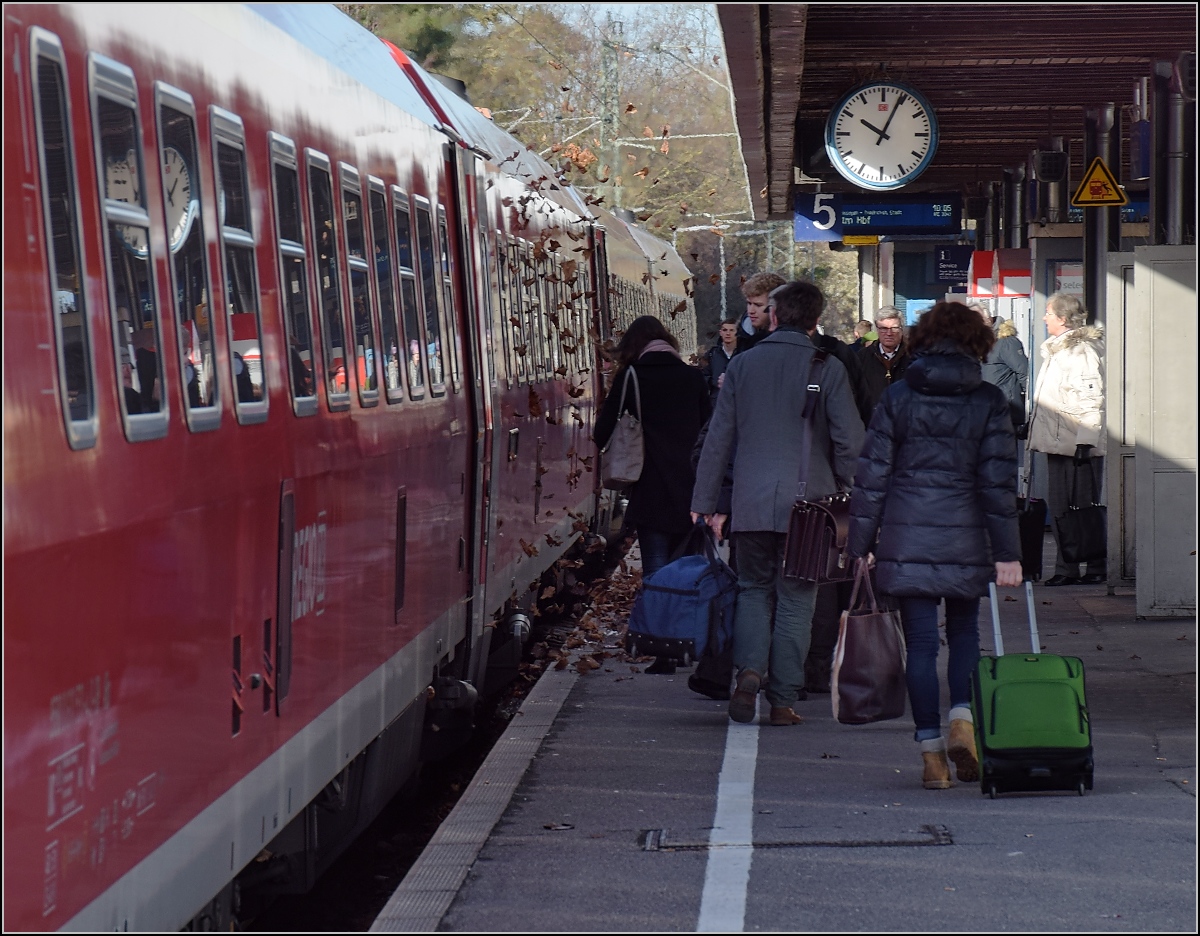 Gutes Wetter in der Fasnachtszeit und närrische Laune sogar beim 611 031 in Radolfzell. Ein echter Fasnachtssschelm ist bewirft die Leute mit Konfetti, der 611 mangels Konfetti mit Laub, das er neben dem Gleis beim Bremsen aufwirbel. Februar 2018.