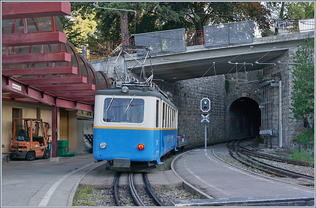 Gutes Wetter und der Rochers de Naye Lauf bescherten der Rochers de Naye Bahn sehr viele Fahrgäste (und Gepäck), so dass fast das gesamte Rollmaterial im Einsatz stand. 
Der mit den freiwilligen Helfern kurz vor unserem Zug 3355 in Montreux abgefahrene Bhe 2/4 207 holten wir bereits in Glion ein, so dass es hier für ein erstes Bild reichte.
1. Juli 2018