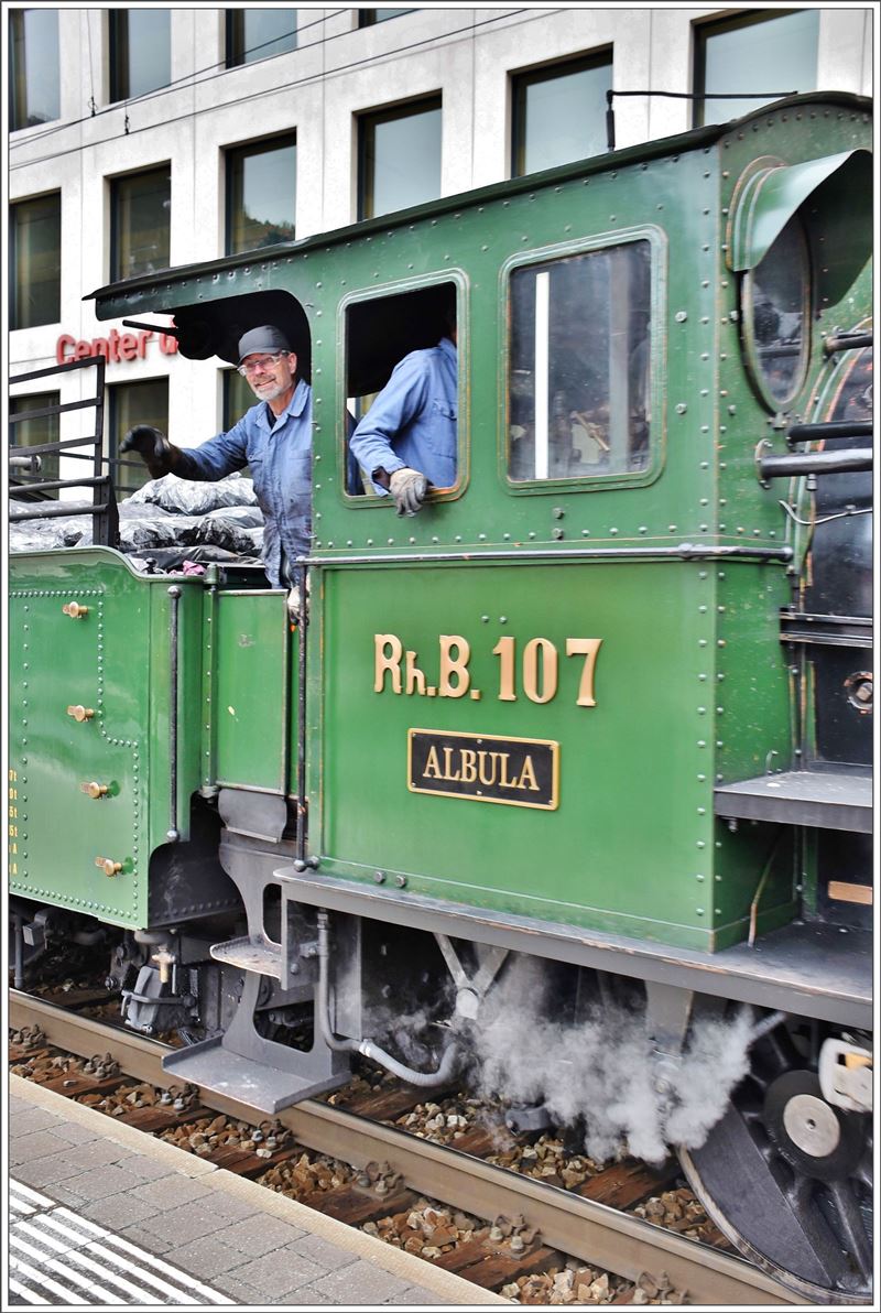 Gutgelaumtes Lokpersonal auf der G 4/5 107  Albula  auf der Rückfahrt von Disentis in Chur. (05.03.2017)
