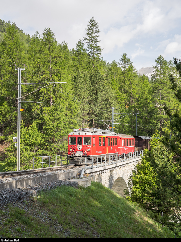 GV Club 1889 in Le Prese am 15. Juni 2019. Zu diesem Anlass wurden ab Pontresina zwei historische Extrazüge geführt. Der erste Zug bestand aus dem ABe 4/4 II 46 mit einem GmP und wurde als Fotozug mit Fotohalten auf der Strecke geführt.<br>
Hier beim Überqueren der Rosegbrücke in Pontresina.