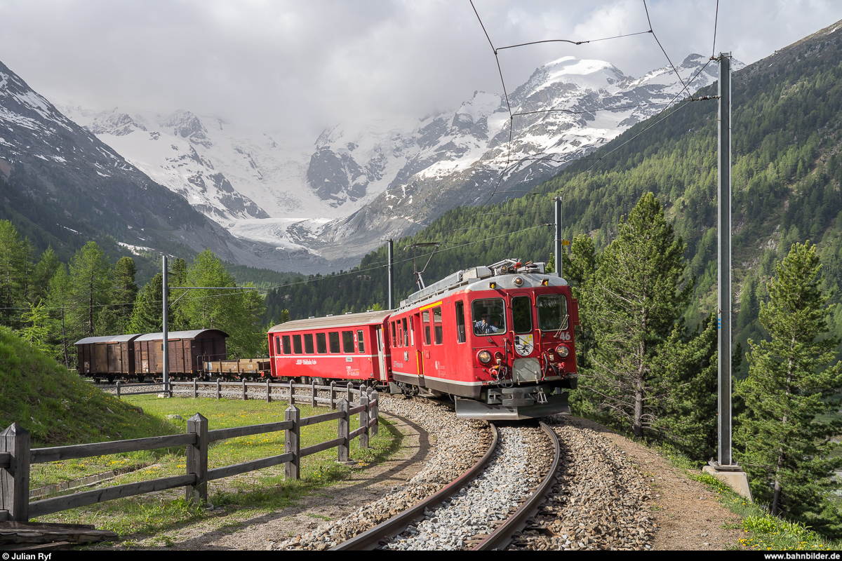 GV Club 1889 in Le Prese am 15. Juni 2019. Zu diesem Anlass wurden ab Pontresina zwei historische Extrazüge geführt. Der erste Zug bestand aus dem ABe 4/4 II 46 mit einem GmP und wurde als Fotozug mit Fotohalten auf der Strecke geführt.<br>
Natürlich durften klassische Berninabahn-Motive wie die Montebello-Kurve mit dem Morteratsch-Gletscher im Hintergrund nicht fehlen.
