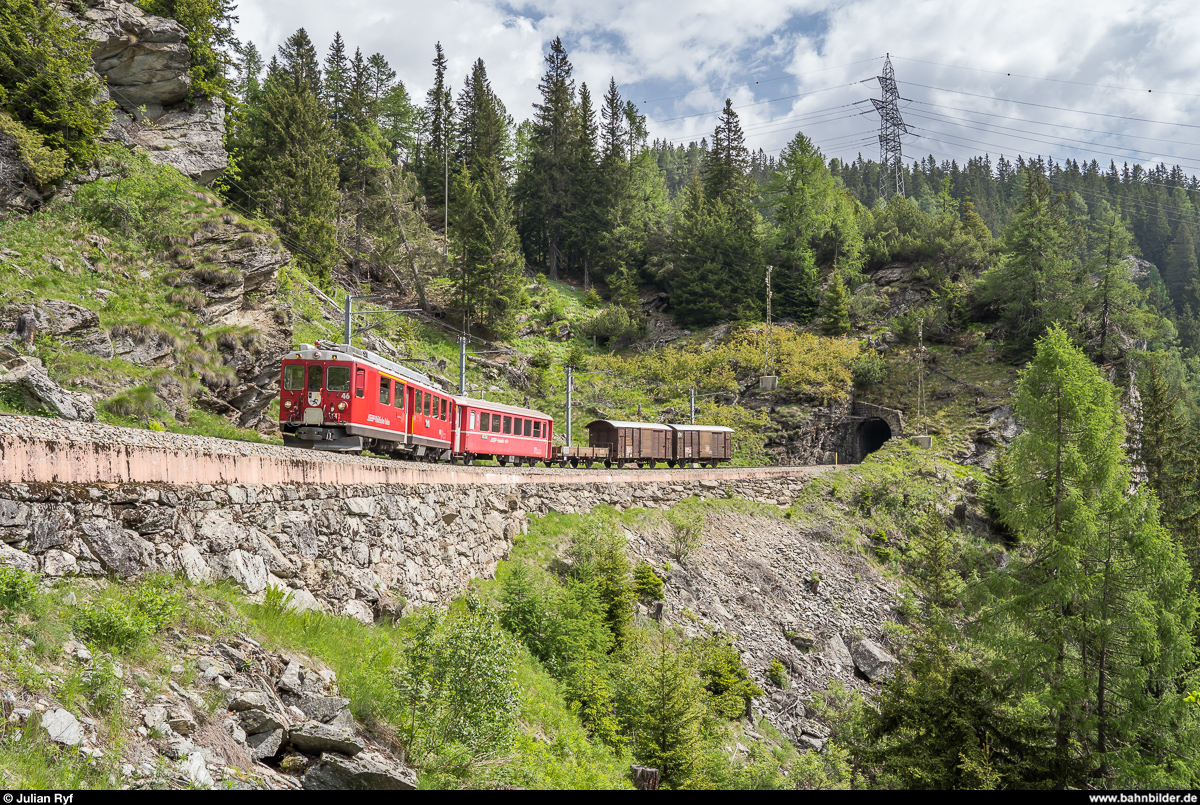 GV Club 1889 in Le Prese am 15. Juni 2019. Zu diesem Anlass wurden ab Pontresina zwei historische Extrazüge geführt. Der erste Zug bestand aus dem ABe 4/4 II 46 mit einem GmP und wurde als Fotozug mit Fotohalten auf der Strecke geführt.<br>
Unterhalb Cavaglia nach dem Puntalto-Tunnel.