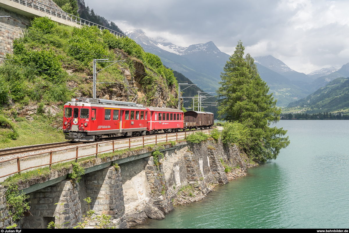 GV Club 1889 in Le Prese am 15. Juni 2019. Zu diesem Anlass wurden ab Pontresina zwei historische Extrazüge geführt. Der erste Zug bestand aus dem ABe 4/4 II 46 mit einem GmP und wurde als Fotozug mit Fotohalten auf der Strecke geführt.<br>
Zwischen Le Prese und Miralago schlängelt sich die Strecke parallel zu einem Spazierweg und unterhalb der etwas höher liegenden Hauptstrasse dem Lago di Poschiavo entlang.