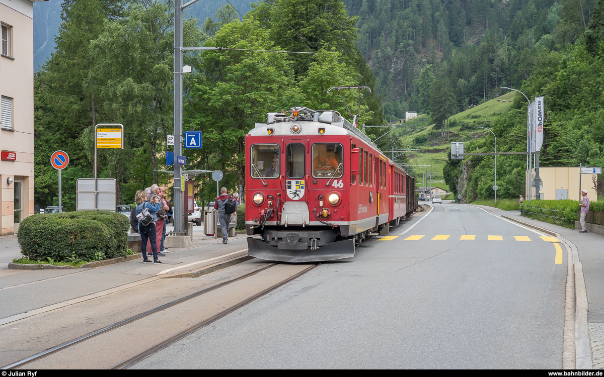 GV Club 1889 in Le Prese am 15. Juni 2019. Zu diesem Anlass wurden ab Pontresina zwei historische Extrazüge geführt. Der erste Zug bestand aus dem ABe 4/4 II 46 mit einem GmP und wurde als Fotozug mit Fotohalten auf der Strecke geführt.<br>
Der Zug erreicht Le Prese - bereit zum Einsteigen für die Rückfahrt.