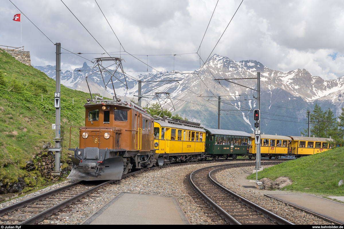 GV Club 1889 in Le Prese am 15. Juni 2019. Zu diesem Anlass wurden ab Pontresina zwei historische Extrazüge geführt. Der zweite Zug bestand aus dem Bernina-Krokodil Ge 4/4 182 und fuhr direkt nach Le Prese und danach leer weiter nach Campocologno zum Umfahren.<br>
Auf der Rückfahrt überholten sich die zwei Extrazüge gegenseitig auf der Alp Grüm, in Ospizio Bernina und in der Kreuzungsstelle Alp Nuova bei Morteratsch. Dabei gab es jeweils Gelegenheit zu Fotos. Hier in der Panoramakurve auf der Alp Grüm.