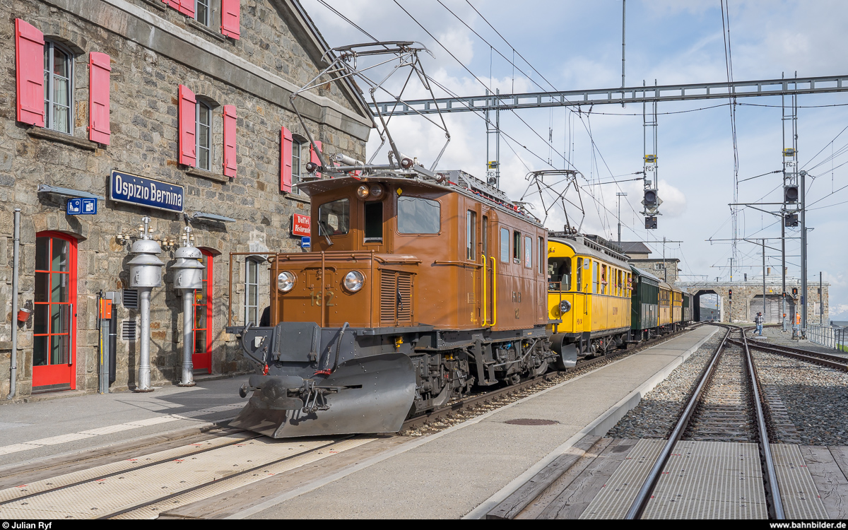 GV Club 1889 in Le Prese am 15. Juni 2019. Zu diesem Anlass wurden ab Pontresina zwei historische Extrazüge geführt. Der zweite Zug bestand aus dem Bernina-Krokodil Ge 4/4 182 und fuhr direkt nach Le Prese und danach leer weiter nach Campocologno zum Umfahren.<br>
Auf der Rückfahrt überholten sich die zwei Extrazüge gegenseitig auf der Alp Grüm, in Ospizio Bernina und in der Kreuzungsstelle Alp Nuova bei Morteratsch. Dabei gab es jeweils Gelegenheit zu Fotos. In Ospizio Bernina gab es eine Kreuzung und Überholung mit Planzügen.