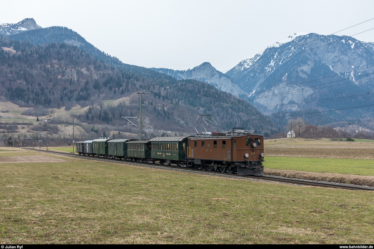 GV-Fahrt der Dampffreunde der RhB am 17. März 2018 von Chur nach Bergün und zurück mit der Ge 4/6 353.<br>
Der Zug am Morgen bei Bonaduz.