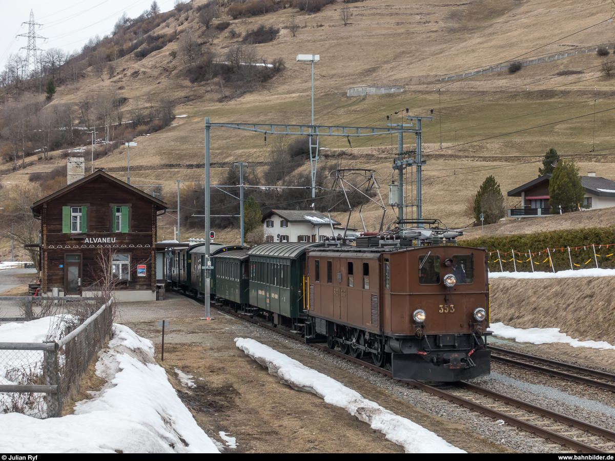 GV-Fahrt der Dampffreunde der RhB am 17. März 2018 von Chur nach Bergün und zurück mit der Ge 4/6 353.<br>
Abwarten der Kreuzung mit dem RE in Alvaneu.