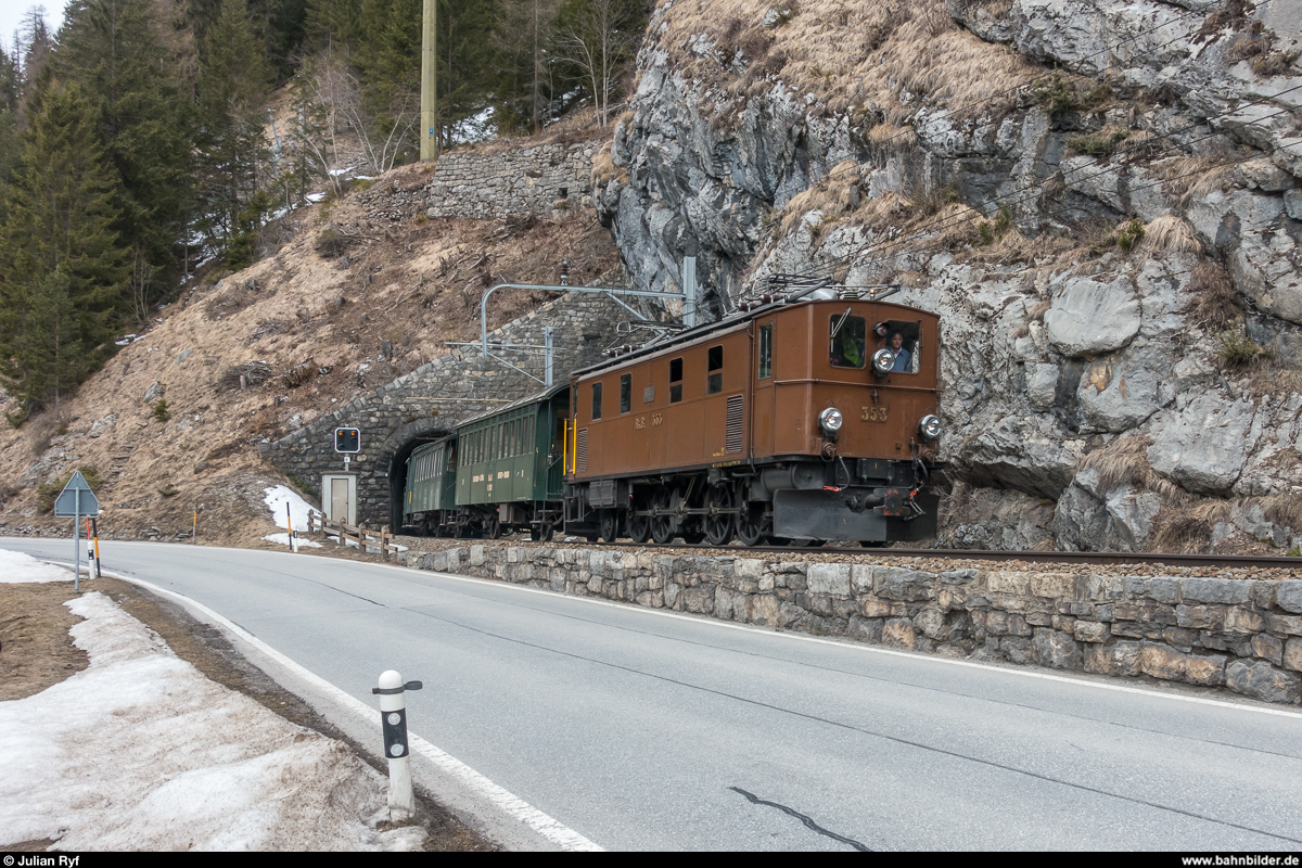 GV-Fahrt der Dampffreunde der RhB am 17. März 2018 von Chur nach Bergün und zurück mit der Ge 4/6 353.<br>
Kurz vor dem Ziel beim Verlassen des Bergünersteintunnels.