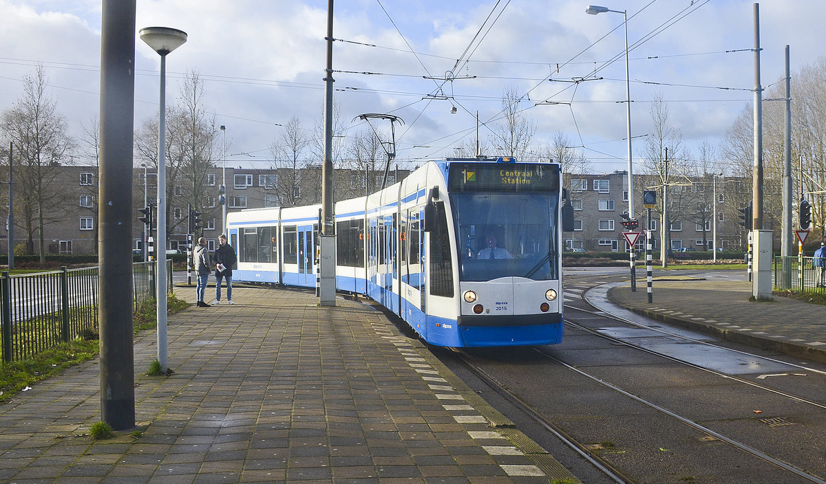 GVB 2015 Linie 1 Osdorp de Aker-Amsterdam Centraal an der Haltestelle »Meer en Vaart« in Amsterdam. Aufnahme: 4. Januar 2017.