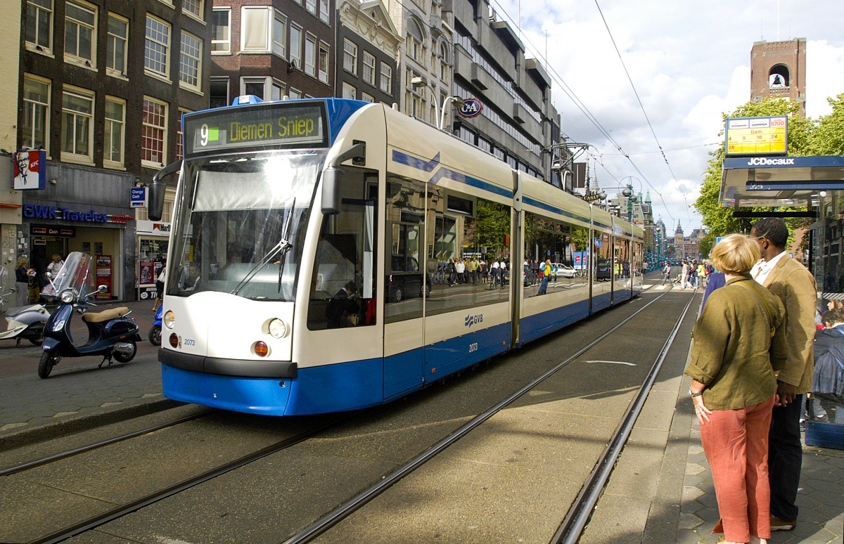 GVB 2073 Linie 9 auf dem Damrak in Amsterdam. Aufnahme: August 2008.