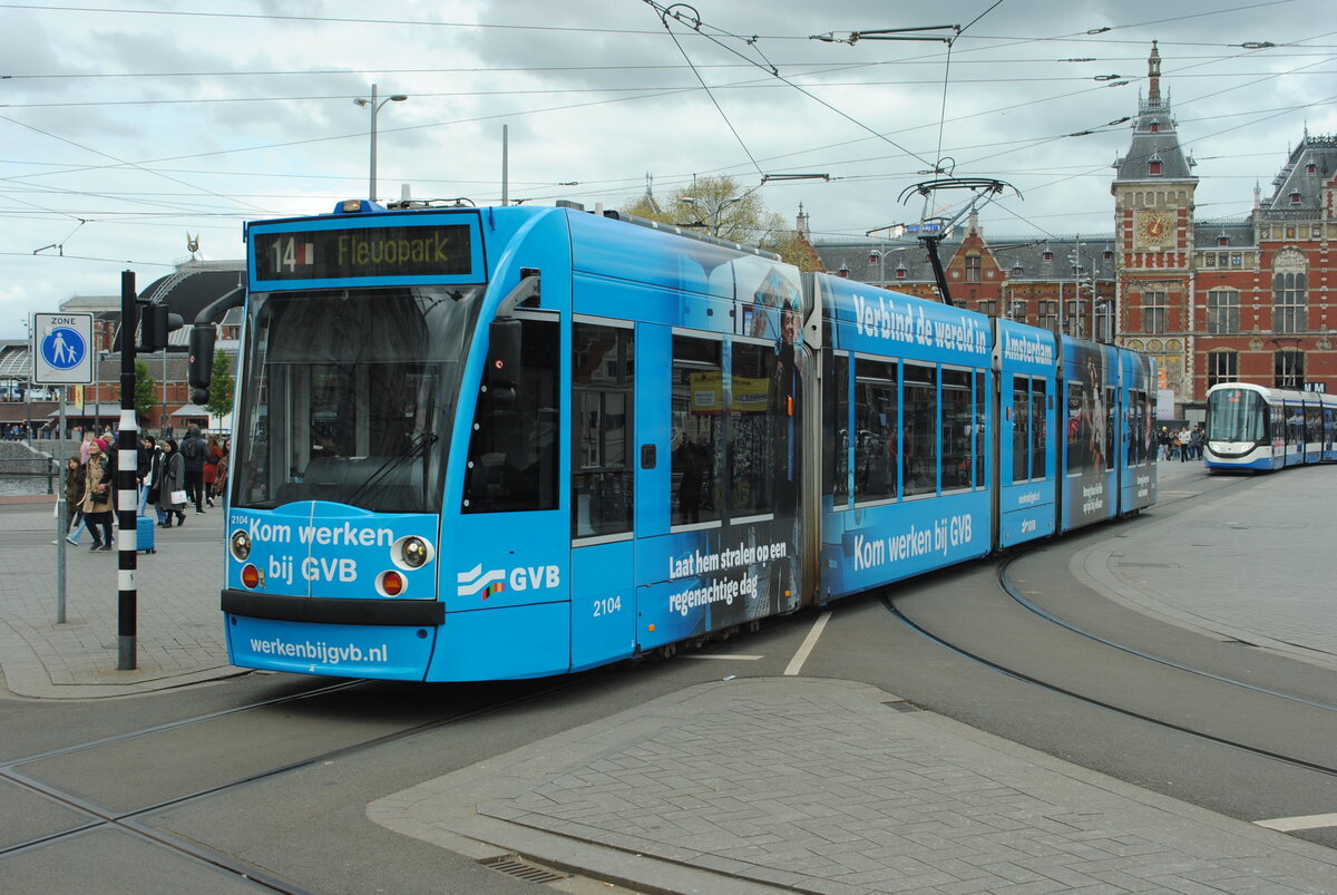 GVB 2104 in Werbelackierung beim Hbf auf Linie 14 nach Flevopark. Amsterdam, 26.04.2023.Bild 22955.