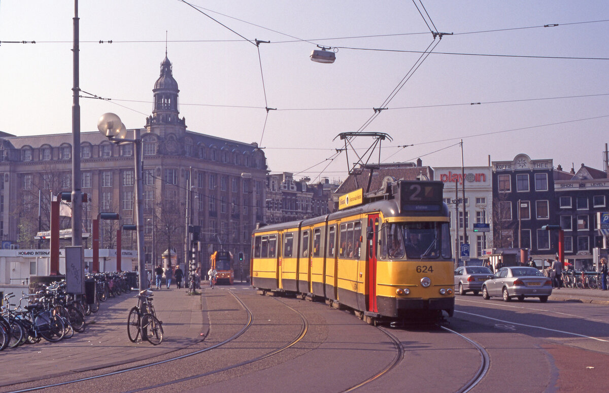 GVB 624 auf Linie 2 nähert sich dem Hbf in Amsterdam am 01.04.1999. Scanbild 7831, Fujichrome100.