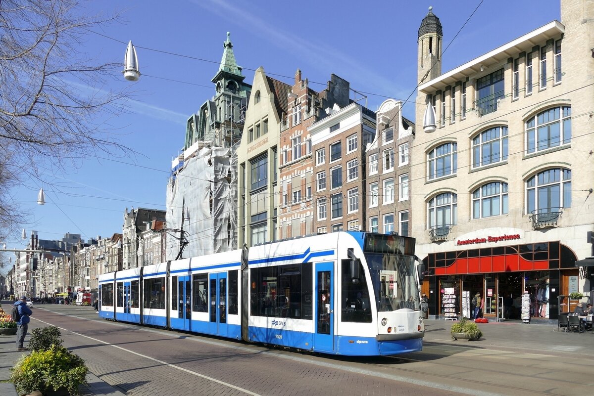 GVB Amsterdam '2009', einem Siemens Combino auf der Linie 4, mit Ziel Centraal Station. Amsterdam, Damrak im April 2023.
