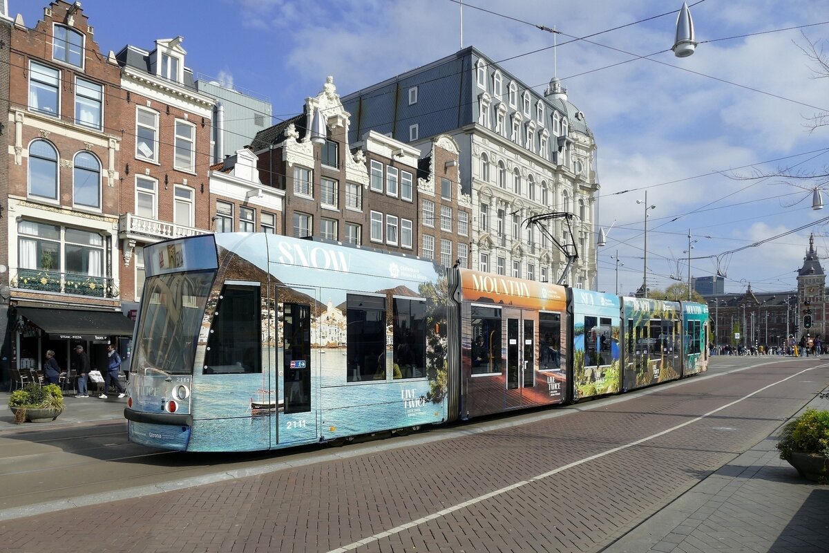 GVB Amsterdam auf der Linie 14,  mit dem Siemens Combino 13g/14g, Nr. '2111' (Live Twice). In Richtung Amsterdam Centraal, im April 2023. 