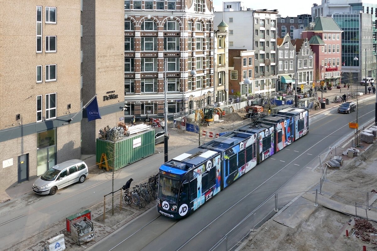 GVB Amsterdam mit einem Siemens Combino, Wagen '2098' auf der Linie 12, mit Fahrtziel Centraal Station. Amsterdam im April 2023.
