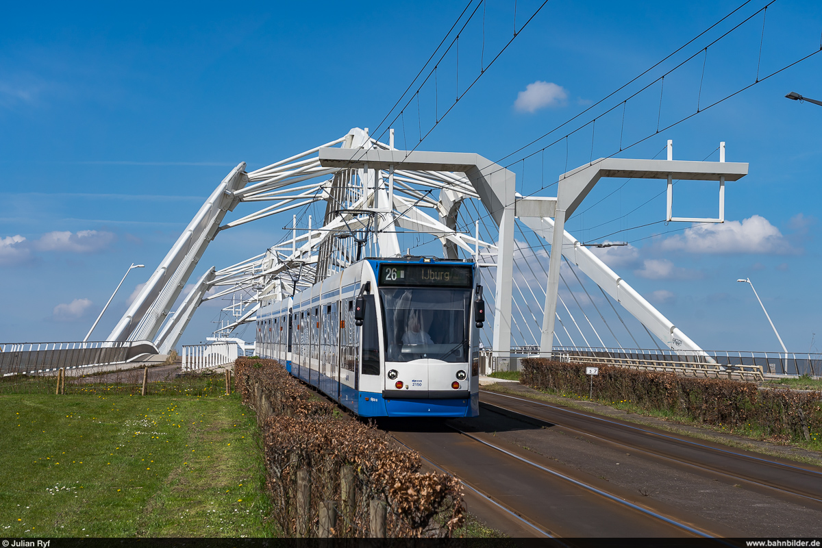 GVB Combino 2150 / Enneüs Heermabrug, 14. April 2022<br>
26 Amsterdam CS - IJburg
