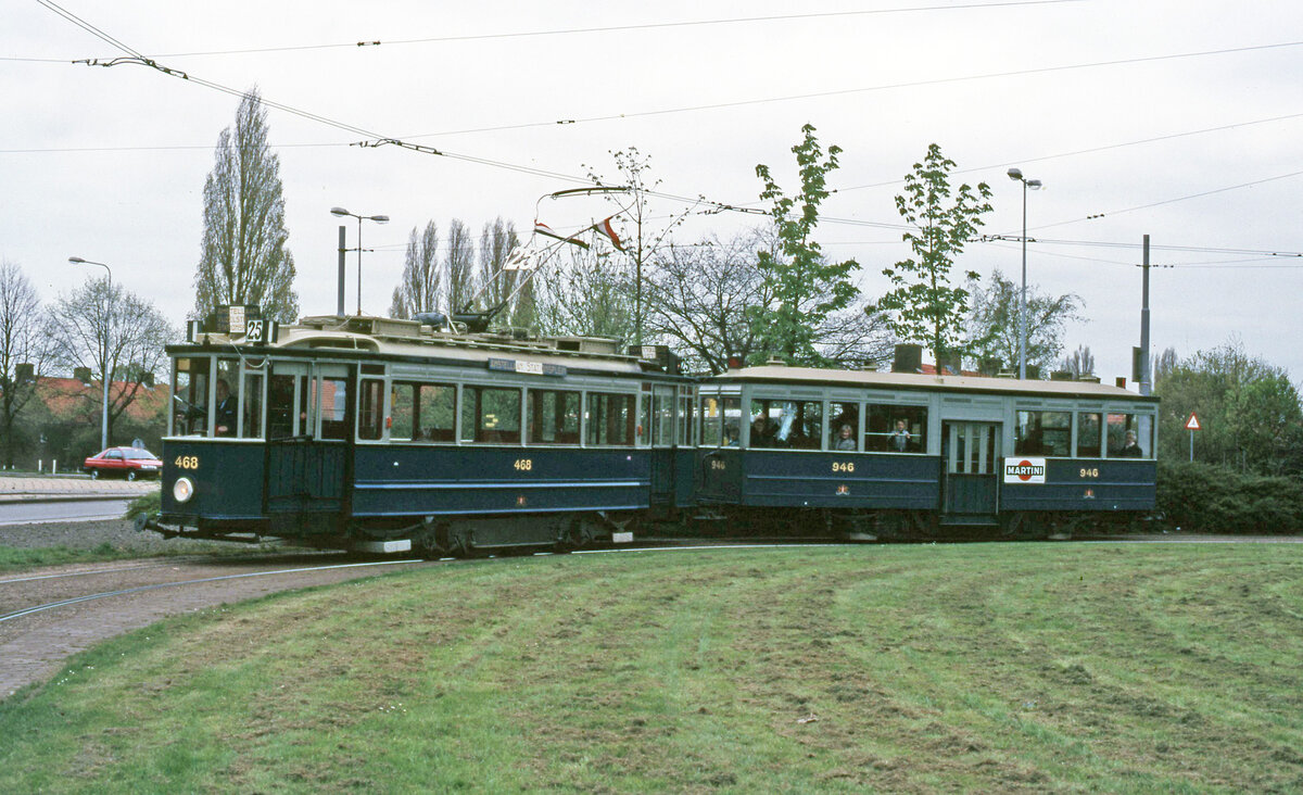 GVB Motorwagen nr 468 mit Beiwagen nr 946 des AOM bei einer Sonderfahrt am trüben 22.04.1989 in der Wendeschleife am Bahnhof Amsterdam Amstel. Scan (Bild 97263, Agfachrome CT100).