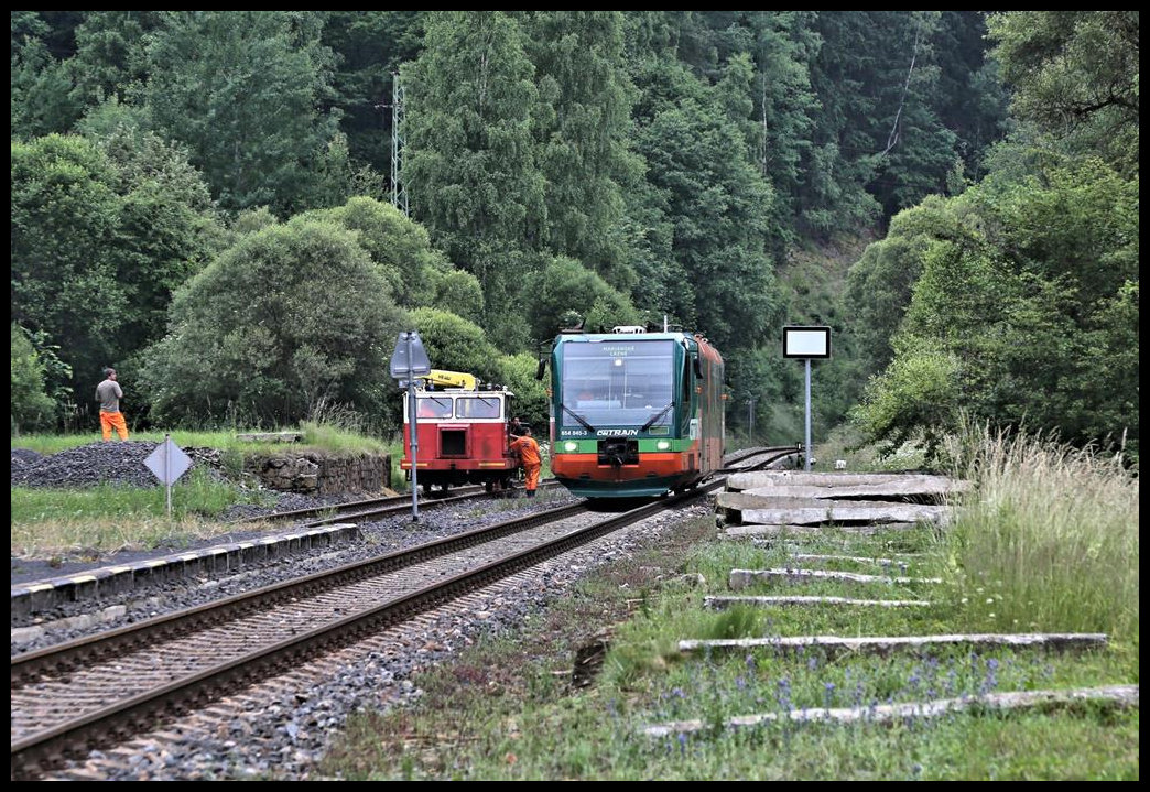 GW Train 654045-3 erreicht hier am 28.6.2021 um 9.19 Uhr als Zug 7103 nach Marienbad den Bahnhof Teplicka. Ein zuvor auf der Strecke stehender SKL mit Rotte hat sich deshalb auf ein Abstellgleis am Bahnhofsbereich Teplicka begeben.