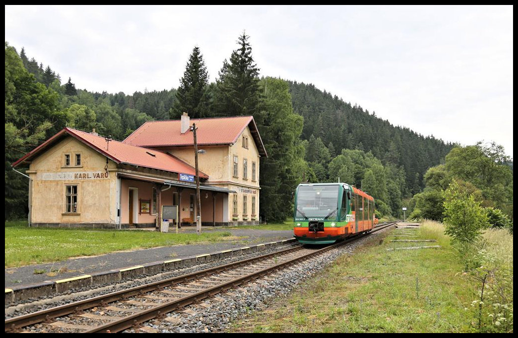GW Train 654045-3 hält hier am 28.6.2021 um9.19 Uhr als Zug 7103 nach Marienbad im Bahnhof Teplicka.