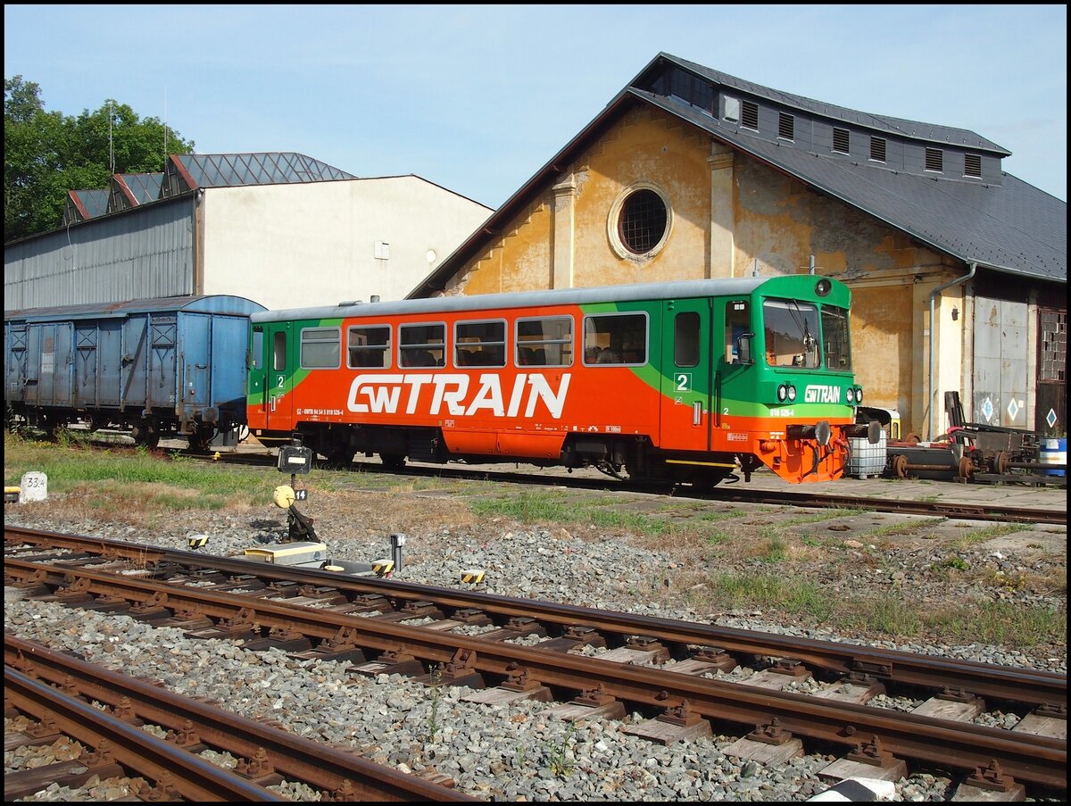 GW Train 810 526-4 in Bahnhof Bečov nad Teplou am 4. 8. 2024.