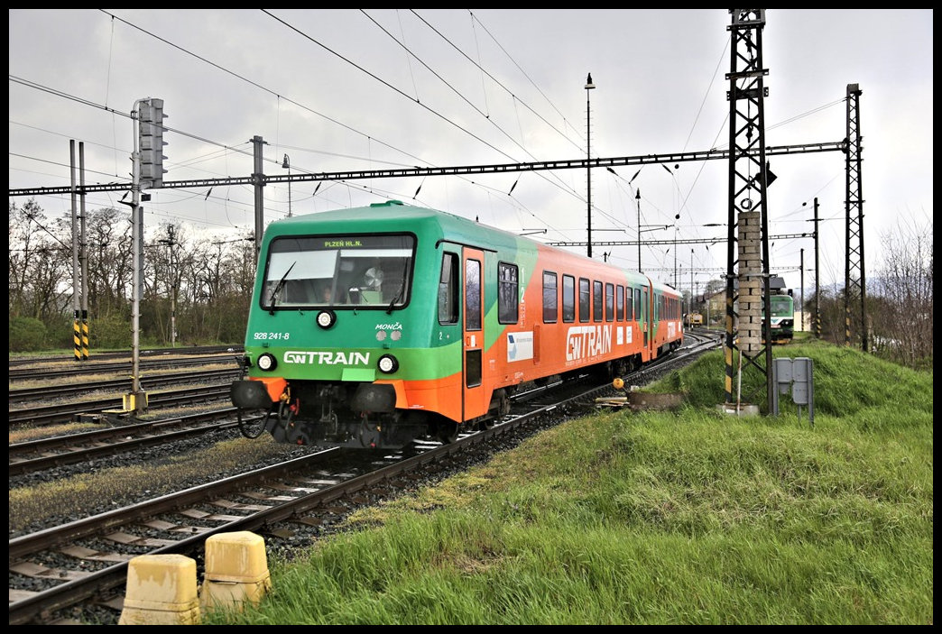 GW Train verläßt hier als Schnellzug nach Pilsen am 19.4.2023 um 15.48 Uhr den Bahnhof Brezno u Chomutova. Bei dem Fahrzeug handelt es sich um einen ex DB Triebwagen der Reihe 628. Wie man sehen kann, wurde die alte Bezeichnung beibehalten; denn der Steuerwagen trägt noch immer die Nummer 928241-8.