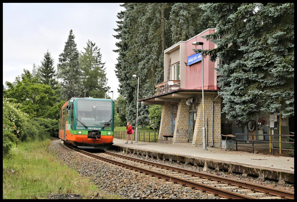 GW Train VT 654045-3 hält auf der Fahrt von Marienbad nach Karlsbad hier am 29.6.2021 um 10.47 Uhr im Stadtbahnhof Marianske Lazne Mesto.