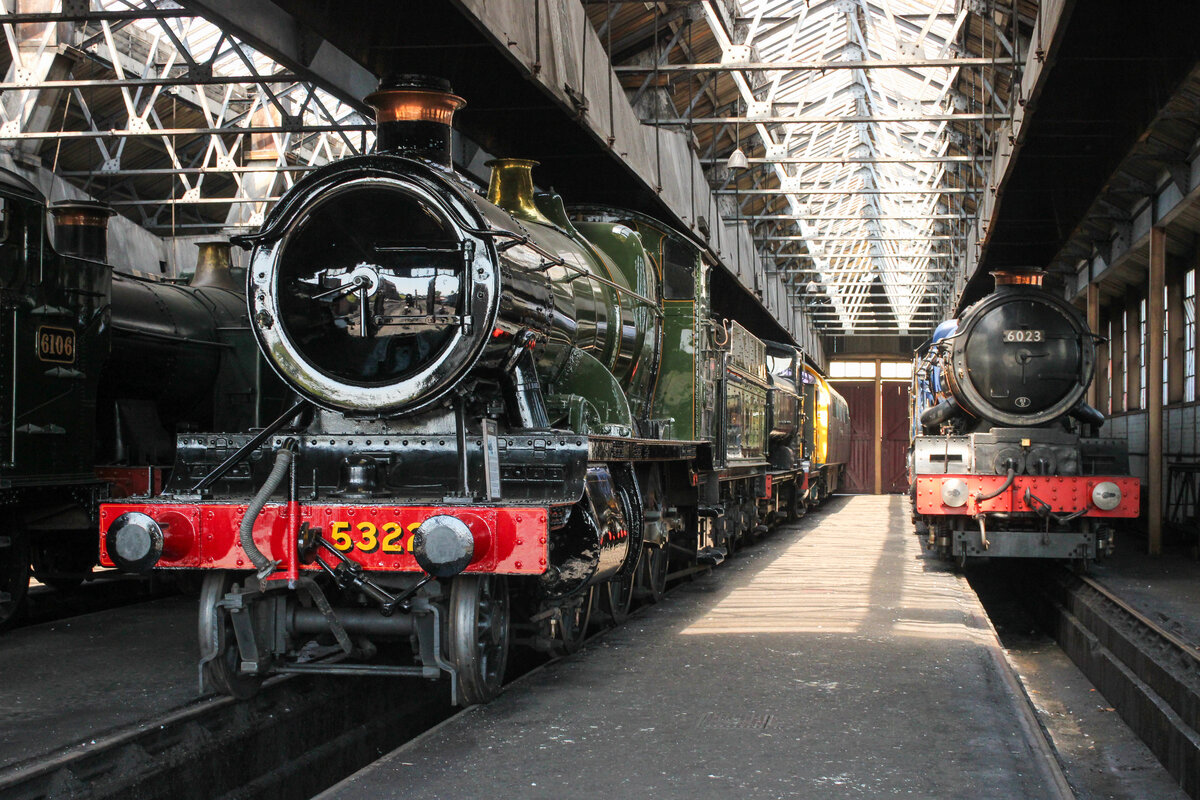 GWR 5322 und 6023  King Edward II  im Lokschuppen des Didcot Railway Centre. (08.07.2026)