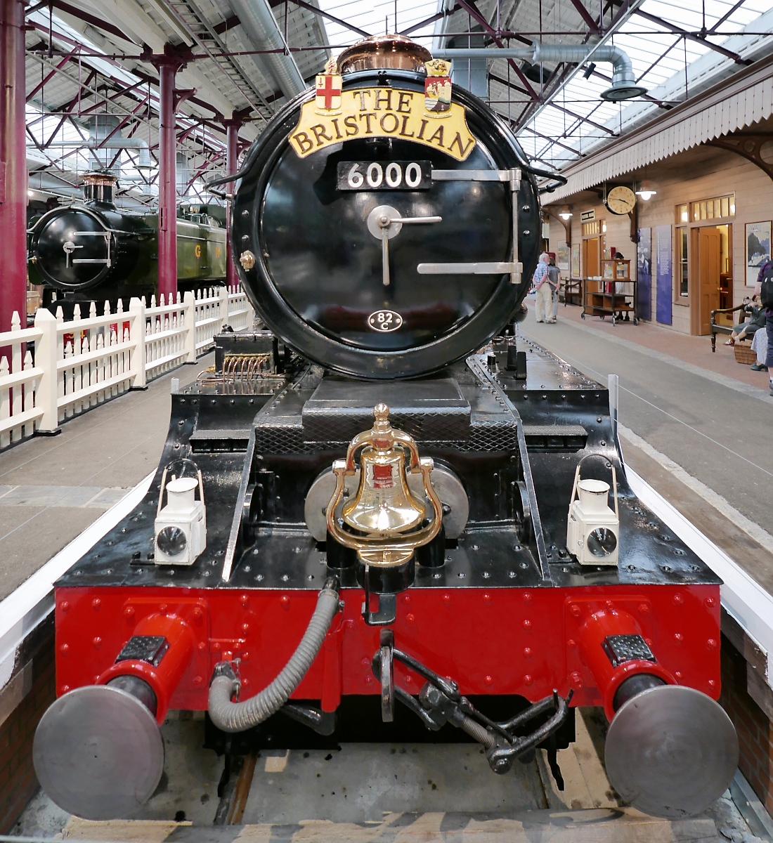 GWR 6000 Class 6000 King George V 

Gebaut 1927 in Swindon, wurde sie nach ihrer Inbetriebnahme zum hundertsten Geburtstag der Baltimore and Ohio Railroad in die USA verschifft. 

Dort erhielt sie eine Glocke, die die Lok seitdem ununterbrochen trägt, mit der Inschrift: 

Presented to
Locomotive King George V
by the
Baltimore and Ohio Railroad Company
in commemoration of its
centenary celebration
24 September – 15 October 1927


STEAM - Museum of the Great Western Railway, Swindon, 13.9.2016