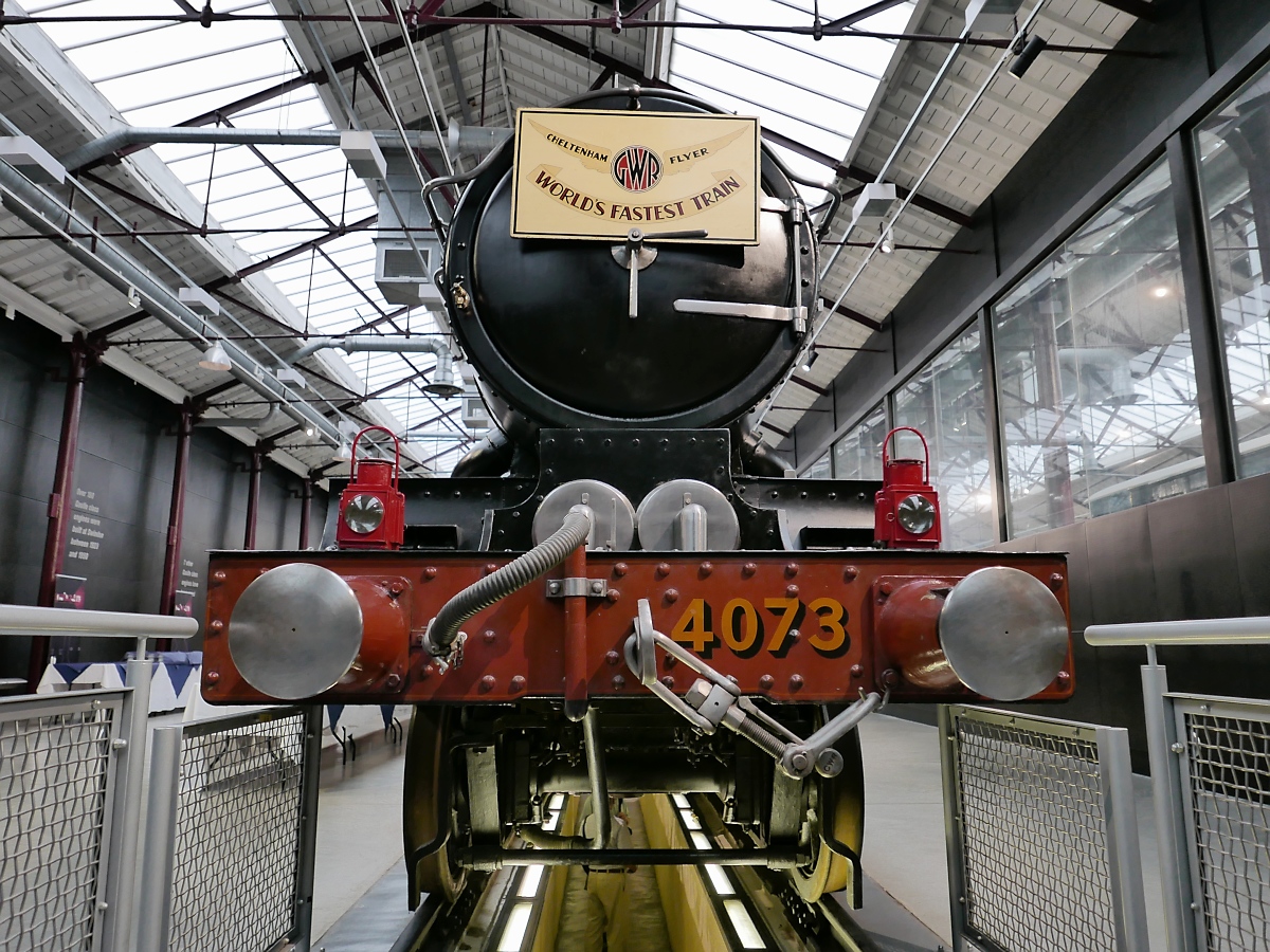 GWR Lok #4073, Class 4073 (Castle class),  Caerphilly Castle , gebaut 1923, in Betrieb bis 1960.

Der  Cheltenham flyer  war seinerzeit der schnellste Zug der Welt mit einer Durchschnittsgeschwindigkeit von über 110 km/h auf einer Strecke von 124 km zwischen Swindon und London.

STEAM - Museum of the Great Western Railway, Swindon, 13.9.2016