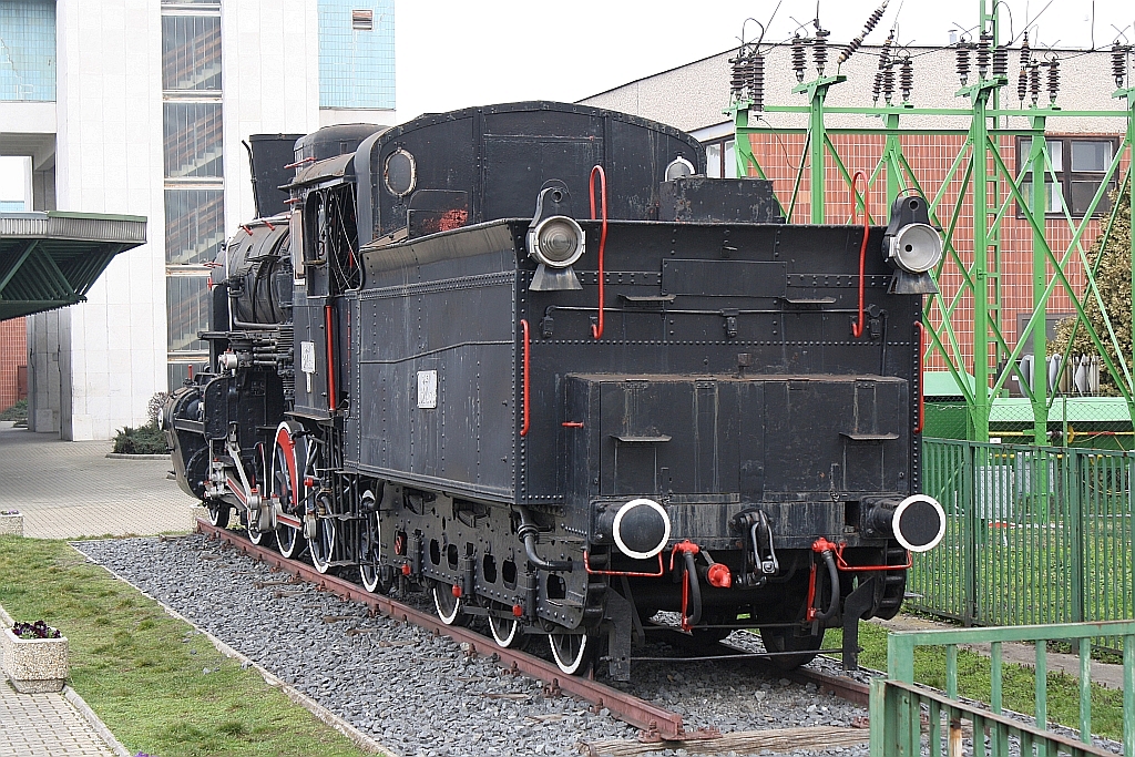 GySEV 324.1518 aufgestellt als Denkmallok am Ende des Hausbahnsteiges im Bf. Sopron am 08.Mrz 2014.