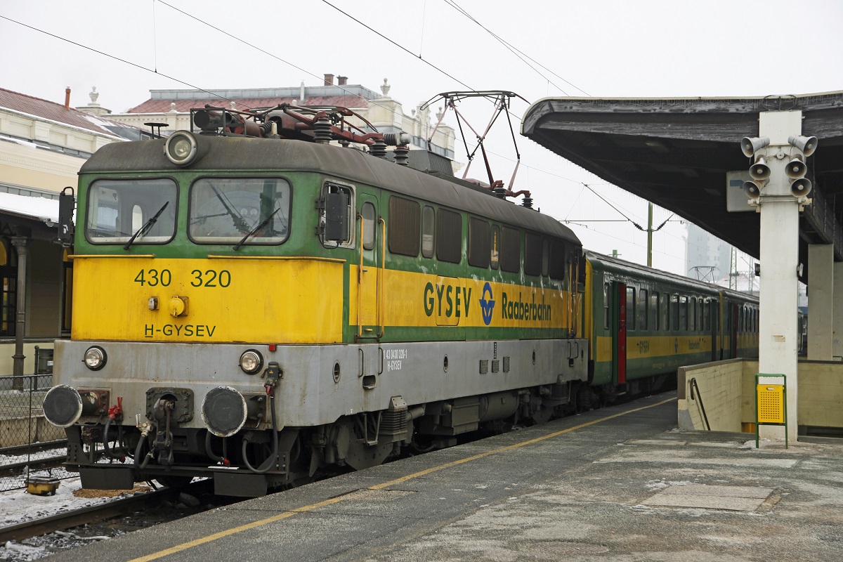 GYSEV 430 320 wartet am 4.02.2014 mit Regionalzug nach Szentgotthard in Szombethely auf die Abfahrtszeit.