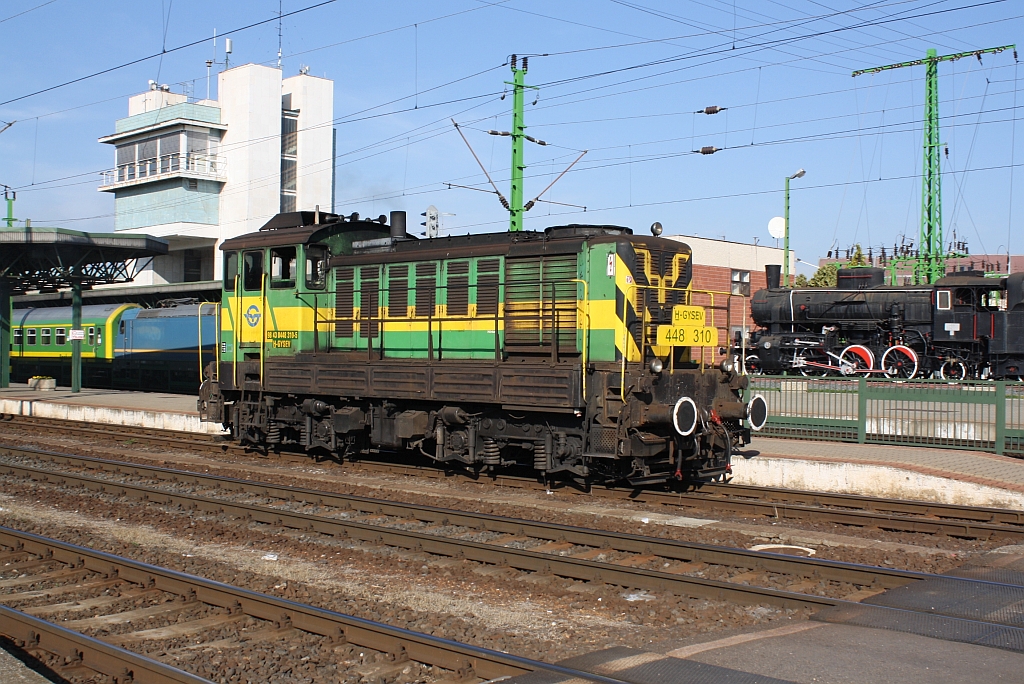 GySEV 448 310-5 als Verschubreserve am 01.November 2013 im Bf. Sopron.