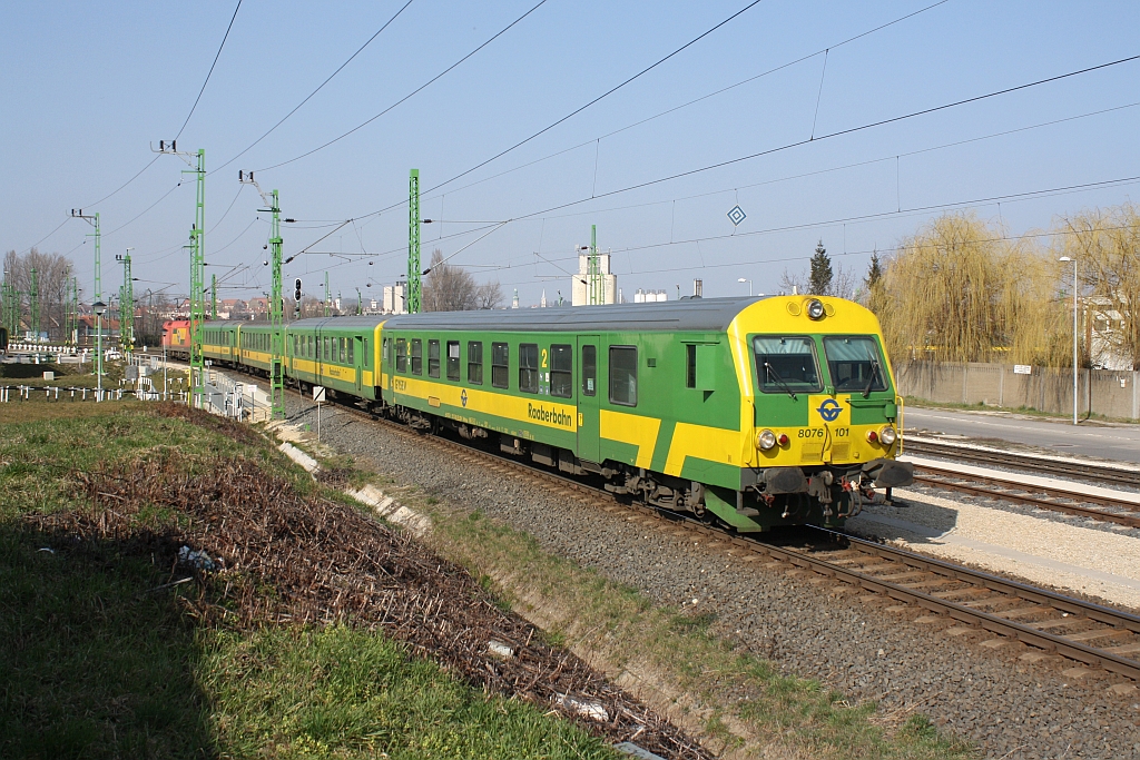 GySEV Bbfmpz 55 55 80-76 101-6 (ex ÖBB Bmps-z 50 81 80-73 018-8) als erstes Fahrzeug des R 9174 von Sopron nach Szentgotthard am 08.März 2014 kurz nach dem Bf. Sopron.

