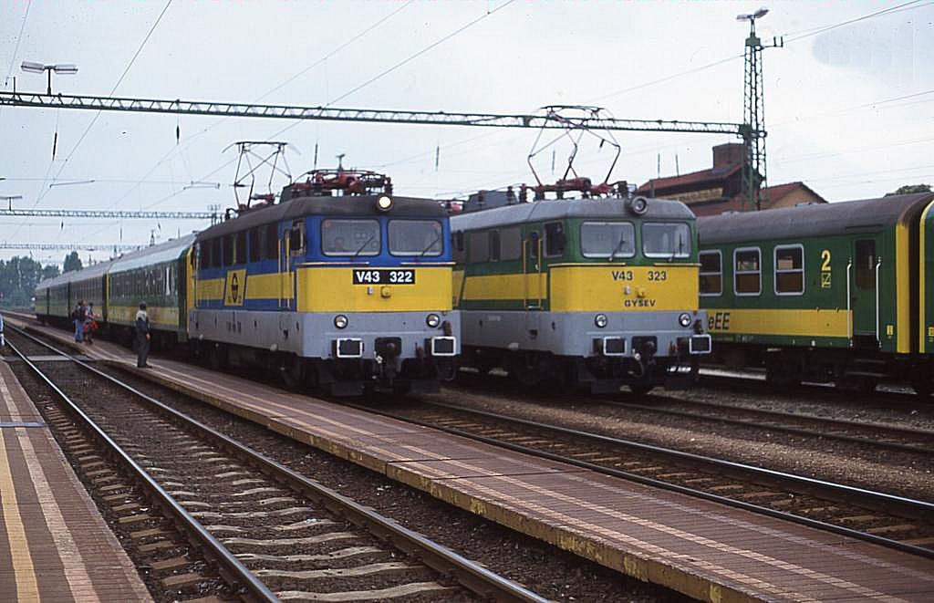 GySEV E-Loks in zwei Farben. V 43322 in blau gelb und V 43323 in grn
gelb stehen am 14.5.1999 im Bahnhof Fertszentmiklos.