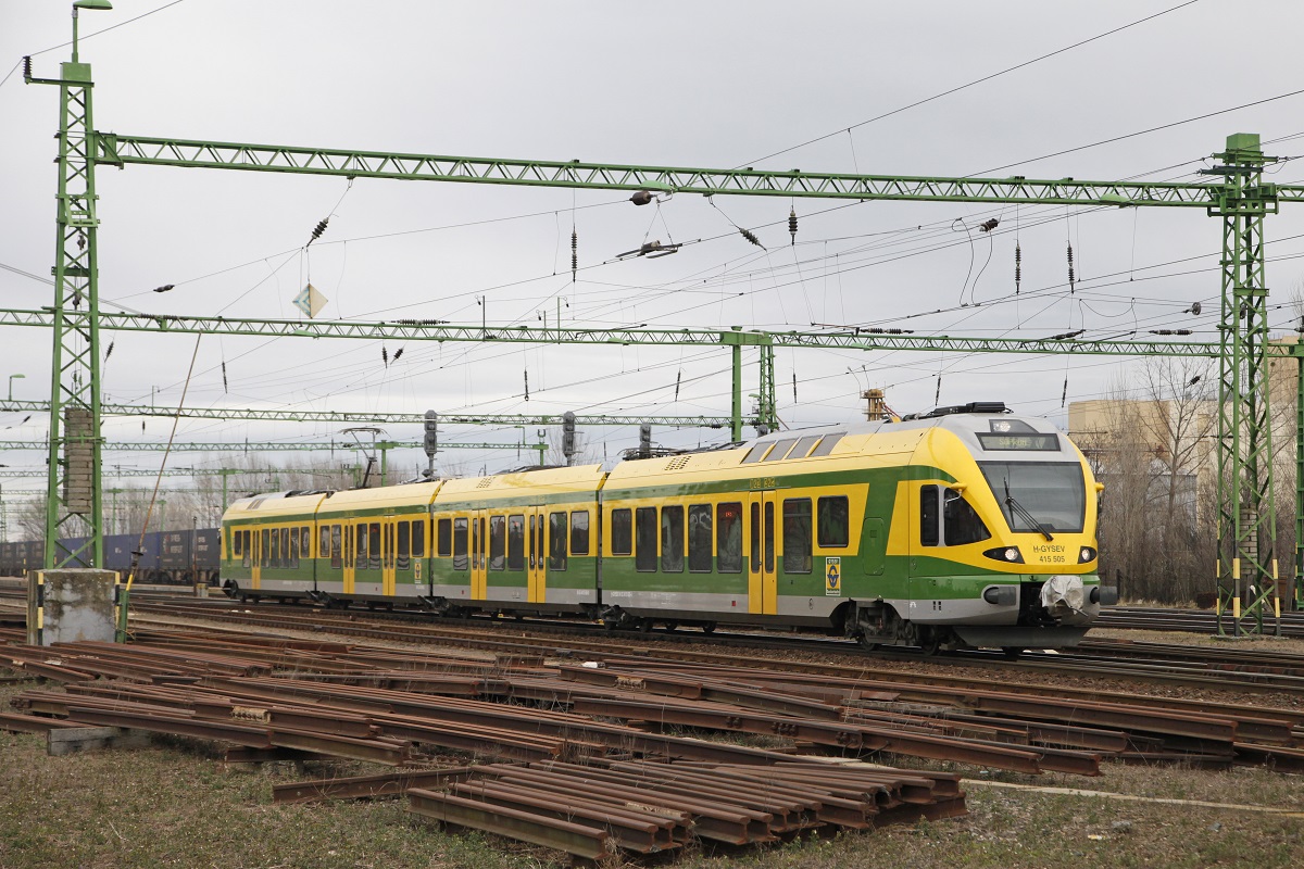 Gysev-Flirt 415 505 fährt am 12.01.2015 als Regionalzug nach Sopron aus dem Bahnhof Csorna aus.