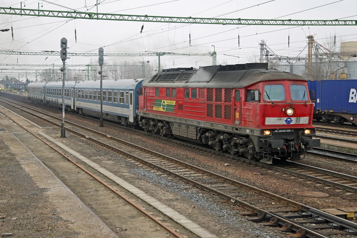 GYSEV - Ludmilla 651 003 fährt am 4.02.2014 mit IC924 (Budapest - Szombathely) aus dem Bahnhof Csorna aus.