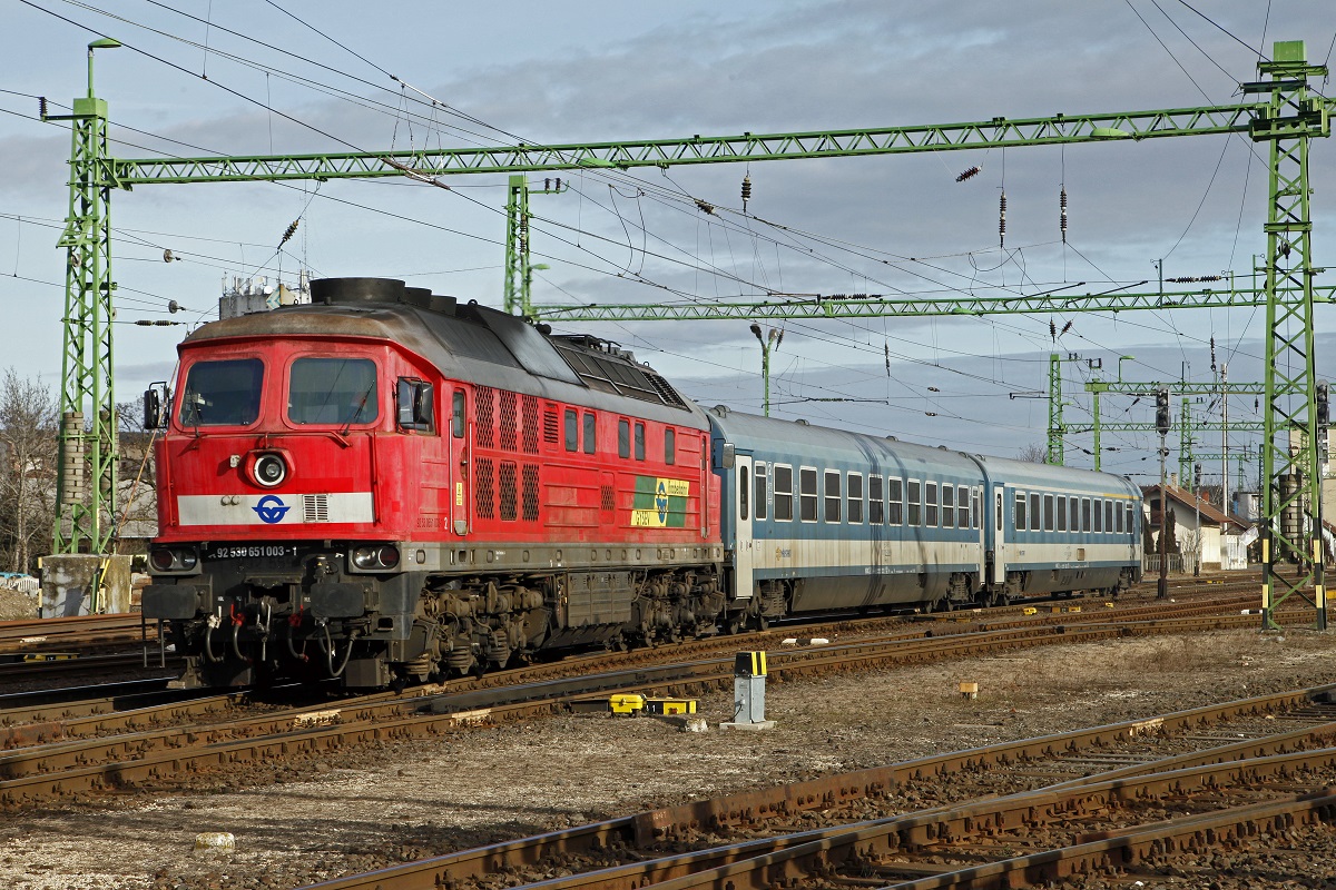 Gysev-Ludmilla 651 003 fährt am 12.01.2015 mit einem Schnellzug aus Csorna aus.