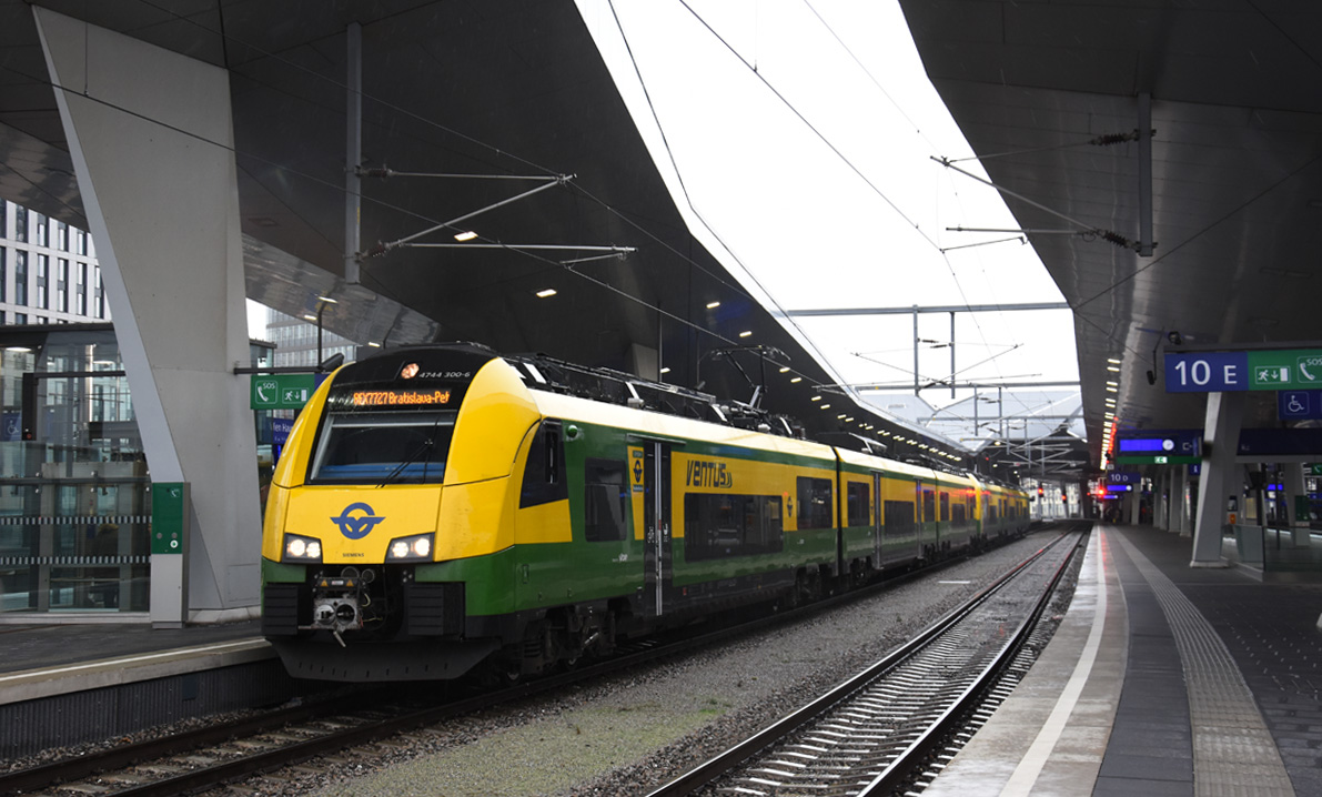 GySEV Raababahn Ventus (Desiro ML) 4744 300 + 303 als REX 7727 nach Bratislava-Petrzalka, Wien Hauptbahnhof, 21.12.2017.