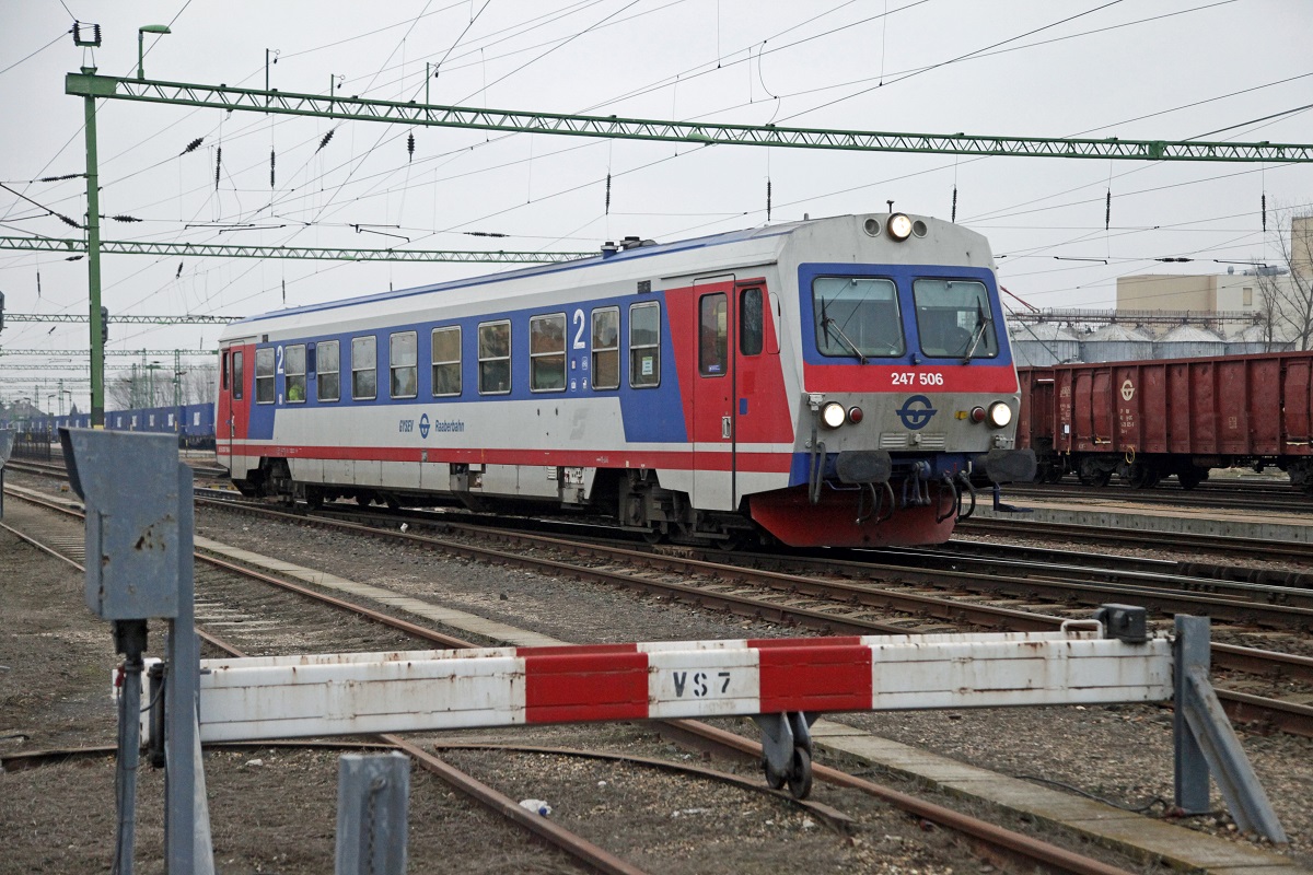 GYSEV - Triebwagen 247 506 in Csorna am 4.02.2014.