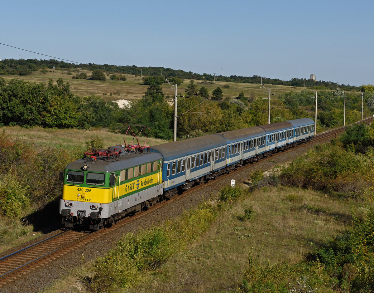 GySEV V43 430 026 war am 18. September 2019 dem D 9006 von Budapest-Déli nach Szombathely unterwegs, und wurde von mir bei Petfürdö fotografiert.