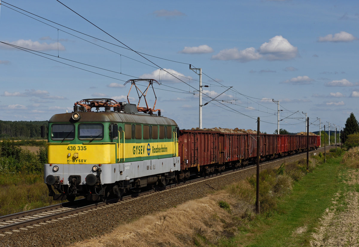 GySEV V43 sind nur noch selten vor Güterzügen anzutreffen, umsomehr erfreute es das Fotografenherz als die betagte V43 430 335 am 20. September 2019 die ungarische Westbahn befuhr, und von mir auf ihrem Weg von Sopron nach Szentgotthárd kurz vor Ratot fotografiert wurde.

