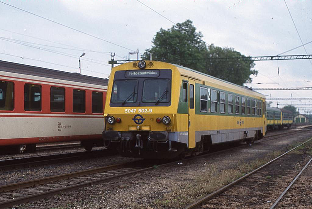 GySEV VT 5047.502 am 14.5.1999 im Bahnhof Frteszentmiklos.