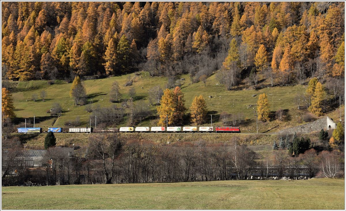 GZ mit Ge 6/6 II 707  Scuol  mit Wagen für Lebensmittel auf der Rückfahrt nach Landquart bei Susch. (31.10.2017)