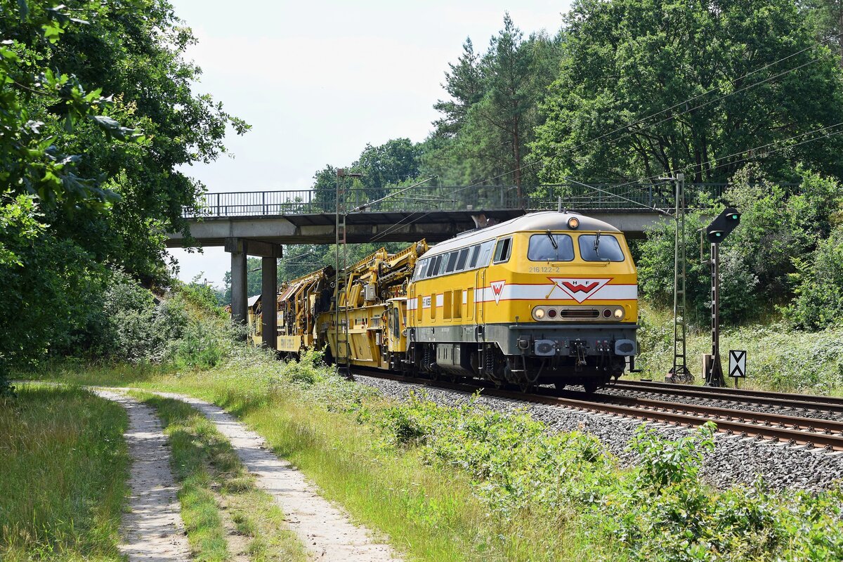 H. F. Wiebe 216 122 (ex DB) mit Gleisbauzug in Richtung Bremen (Gandesbergen, 17.07.2020).