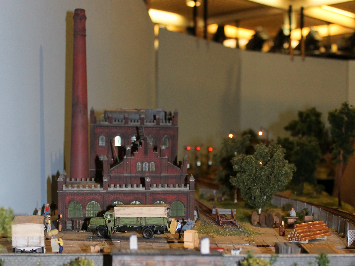 H.-J. Ottermann und Freunde -  Rapsbergen  

Internationale Modellbahnausstellung der IGM Kaarst, 23.02.2013

 Eingebettet in eine leicht hügelige, zum Teil dicht bewaldete Landschaft, führt die Bahntrasse durch landwirtschaftlich geprägtes Gelände. In der Epoche 3 geht es vom Industriegebiet „Hammerwerk“ mit seinem gleichnamigen Bahnhof vorbei an einer Arbeitersiedlung. Über eine Brücke führt der Weg durch dicht bewaldetes Gebiet vorbei an einem Bauernhof und einem Badesee zum Bahnhof Rapsbergen. 