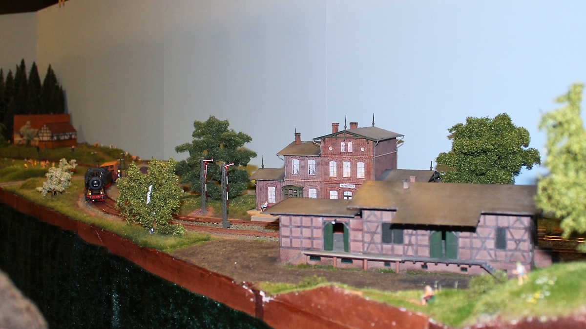 H.-J. Ottermann und Freunde -  Rapsbergen  - Die Bahn kommt...

Internationale Modellbahnausstellung der IGM Kaarst, 23.02.2013