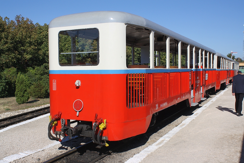 H-MAV Baw-nn 50 55 25-01 557-2 (Sommerwagen) am 08.September 2013 als letztes Fahrzeug des Zug 112 im Bf. Szchenyi-Hegy.