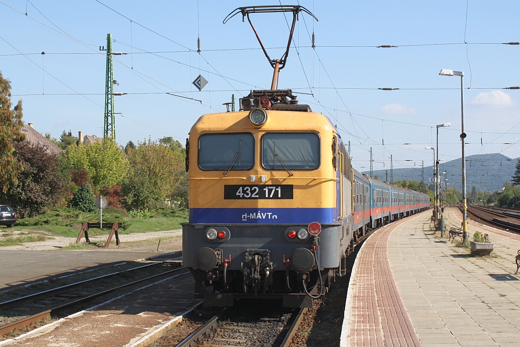 H-MAVTR 432 171 mit dem R 2145 nach Budapest-Nyugati wartet am 28.September 2013 im Bf. Szob auf die Abfahrt.