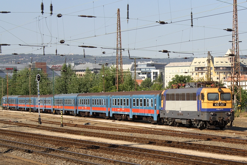 H-MAVTR 432 257 mit Wendezug wartet am 07.September 2013 im Vorbahnhof des Bf. Budapest Nyugati auf ihren nchsten Einsatz. 

